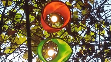 Geceleri bahçeyi aydınlatan güzel fenerler açık gökyüzünün altında sıcak, huzurlu ve büyülü bir atmosfer yaratıyor.