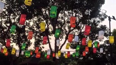 Geceleri bahçeyi aydınlatan güzel fenerler açık gökyüzünün altında sıcak, huzurlu ve büyülü bir atmosfer yaratıyor.