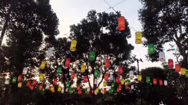 Geceleri bahçeyi aydınlatan güzel fenerler açık gökyüzünün altında sıcak, huzurlu ve büyülü bir atmosfer yaratıyor.