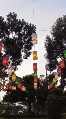 Geceleri bahçeyi aydınlatan güzel fenerler açık gökyüzünün altında sıcak, huzurlu ve büyülü bir atmosfer yaratıyor.