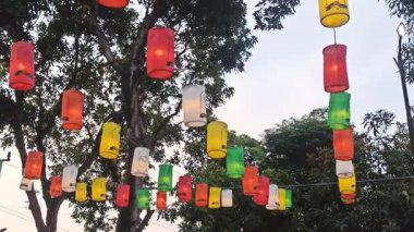 Geceleri bahçeyi aydınlatan güzel fenerler açık gökyüzünün altında sıcak, huzurlu ve büyülü bir atmosfer yaratıyor.