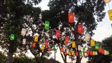 Geceleri bahçeyi aydınlatan güzel fenerler açık gökyüzünün altında sıcak, huzurlu ve büyülü bir atmosfer yaratıyor.