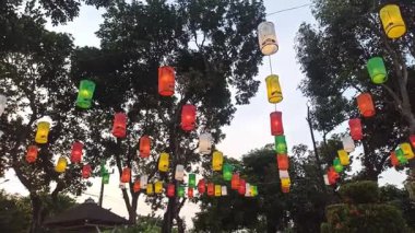 Geceleri bahçeyi aydınlatan güzel fenerler açık gökyüzünün altında sıcak, huzurlu ve büyülü bir atmosfer yaratıyor.