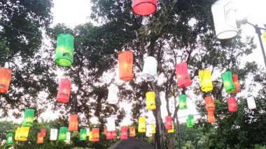 Geceleri bahçeyi aydınlatan güzel fenerler açık gökyüzünün altında sıcak, huzurlu ve büyülü bir atmosfer yaratıyor.