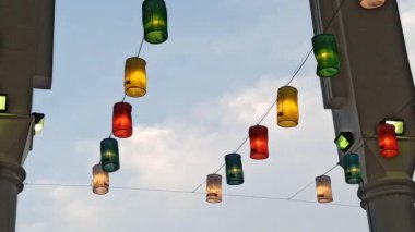 Geceleri bahçeyi aydınlatan güzel fenerler açık gökyüzünün altında sıcak, huzurlu ve büyülü bir atmosfer yaratıyor.