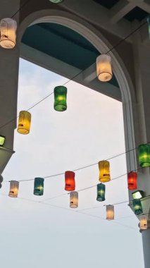 Geceleri bahçeyi aydınlatan güzel fenerler açık gökyüzünün altında sıcak, huzurlu ve büyülü bir atmosfer yaratıyor.