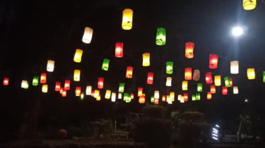 Geceleri bahçeyi aydınlatan güzel fenerler açık gökyüzünün altında sıcak, huzurlu ve büyülü bir atmosfer yaratıyor.