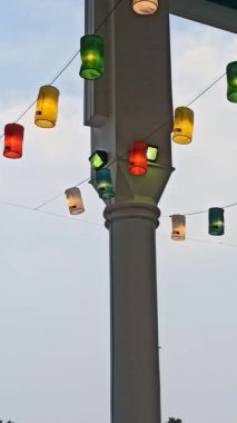 Geceleri bahçeyi aydınlatan güzel fenerler açık gökyüzünün altında sıcak, huzurlu ve büyülü bir atmosfer yaratıyor.