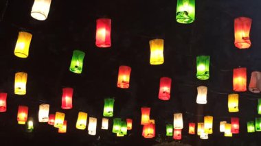 Geceleri bahçeyi aydınlatan güzel fenerler açık gökyüzünün altında sıcak, huzurlu ve büyülü bir atmosfer yaratıyor.