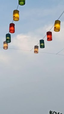 Geceleri bahçeyi aydınlatan güzel fenerler açık gökyüzünün altında sıcak, huzurlu ve büyülü bir atmosfer yaratıyor.