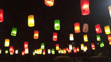 Geceleri bahçeyi aydınlatan güzel fenerler açık gökyüzünün altında sıcak, huzurlu ve büyülü bir atmosfer yaratıyor.