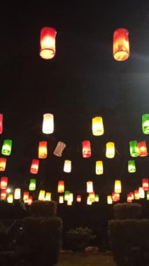 Geceleri bahçeyi aydınlatan güzel fenerler açık gökyüzünün altında sıcak, huzurlu ve büyülü bir atmosfer yaratıyor.