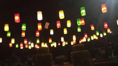 Geceleri bahçeyi aydınlatan güzel fenerler açık gökyüzünün altında sıcak, huzurlu ve büyülü bir atmosfer yaratıyor.