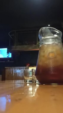 Buzlu çayı buzlu bir bardakta tazelemek, güneş ışığında parlamak, sıcak bir gün için mükemmel, limon ve tatlı aromalı..