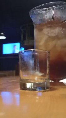 Buzlu çayı buzlu bir bardakta tazelemek, güneş ışığında parlamak, sıcak bir gün için mükemmel, limon ve tatlı aromalı..