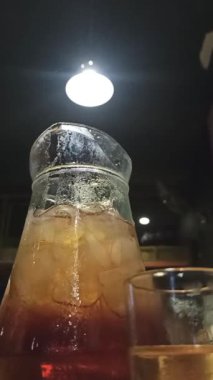 Buzlu çayı buzlu bir bardakta tazelemek, güneş ışığında parlamak, sıcak bir gün için mükemmel, limon ve tatlı aromalı..