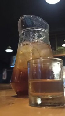 Buzlu çayı buzlu bir bardakta tazelemek, güneş ışığında parlamak, sıcak bir gün için mükemmel, limon ve tatlı aromalı..