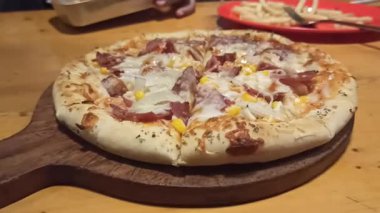 Altın hamurlu, erimiş peynirli ve fırından yeni çıkmış lezzetli bir pizza. Lezzetli ve doyurucu bir yemek için hazır..