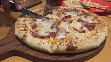 Altın hamurlu, erimiş peynirli ve fırından yeni çıkmış lezzetli bir pizza. Lezzetli ve doyurucu bir yemek için hazır..