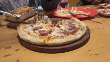 Altın hamurlu, erimiş peynirli ve fırından yeni çıkmış lezzetli bir pizza. Lezzetli ve doyurucu bir yemek için hazır..