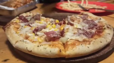 Altın hamurlu, erimiş peynirli ve fırından yeni çıkmış lezzetli bir pizza. Lezzetli ve doyurucu bir yemek için hazır..