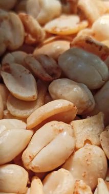 Kızarmış fıstık, altın-kahverengi renkli, çıtır çıtır, ve zengin aromalı, çıtır çıtır ve lezzetli bir atıştırmalık kadar mükemmel..