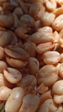 Kızarmış fıstık, altın-kahverengi renkli, çıtır çıtır, ve zengin aromalı, çıtır çıtır ve lezzetli bir atıştırmalık kadar mükemmel..