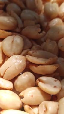 Kızarmış fıstık, altın-kahverengi renkli, çıtır çıtır, ve zengin aromalı, çıtır çıtır ve lezzetli bir atıştırmalık kadar mükemmel..