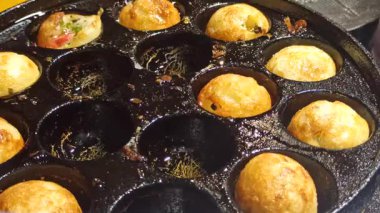 Takoyaki, ahtapotla dolu baharatlı Japon topları, bir ızgarada pişirilmiş ve üzerine sos, mayonez, yosun ve bonito taneleri konmuş. Dışarısı gevrek, içerisi yumuşak.