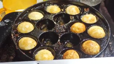 Takoyaki, ahtapotla dolu baharatlı Japon topları, bir ızgarada pişirilmiş ve üzerine sos, mayonez, yosun ve bonito taneleri konmuş. Dışarısı gevrek, içerisi yumuşak.
