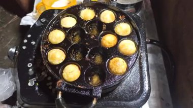 Takoyaki, ahtapotla dolu baharatlı Japon topları, bir ızgarada pişirilmiş ve üzerine sos, mayonez, yosun ve bonito taneleri konmuş. Dışarısı gevrek, içerisi yumuşak.