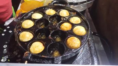 Takoyaki, ahtapotla dolu baharatlı Japon topları, bir ızgarada pişirilmiş ve üzerine sos, mayonez, yosun ve bonito taneleri konmuş. Dışarısı gevrek, içerisi yumuşak.