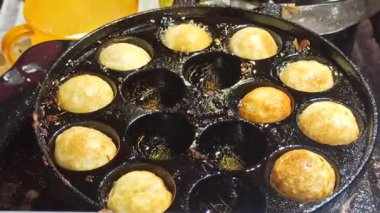 Takoyaki, ahtapotla dolu baharatlı Japon topları, bir ızgarada pişirilmiş ve üzerine sos, mayonez, yosun ve bonito taneleri konmuş. Dışarısı gevrek, içerisi yumuşak.