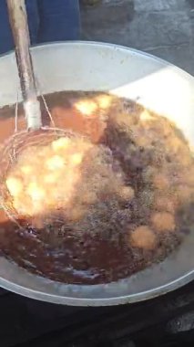 Dışarıda çıtır çıtır, yumuşak Sumedang tofusu Endonezya 'da lezzetli bir aperatiftir, acılı ve pirinçli..