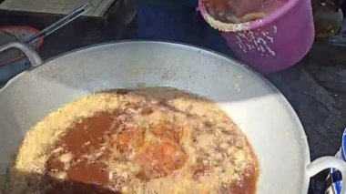 Dışarıda çıtır çıtır, yumuşak Sumedang tofusu Endonezya 'da lezzetli bir aperatiftir, acılı ve pirinçli..