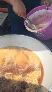 Dışarıda çıtır çıtır, yumuşak Sumedang tofusu Endonezya 'da lezzetli bir aperatiftir, acılı ve pirinçli..