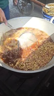 Dışarıda çıtır çıtır, yumuşak Sumedang tofusu Endonezya 'da lezzetli bir aperatiftir, acılı ve pirinçli..