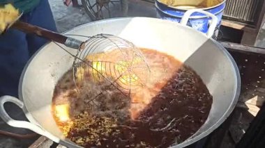 Dışarıda çıtır çıtır, yumuşak Sumedang tofusu Endonezya 'da lezzetli bir aperatiftir, acılı ve pirinçli..