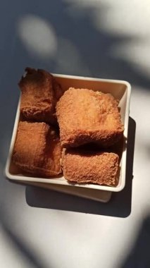 Dışarıda çıtır çıtır, yumuşak Sumedang tofusu Endonezya 'da lezzetli bir aperatiftir, acılı ve pirinçli..