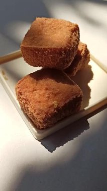 Dışarıda çıtır çıtır, yumuşak Sumedang tofusu Endonezya 'da lezzetli bir aperatiftir, acılı ve pirinçli..