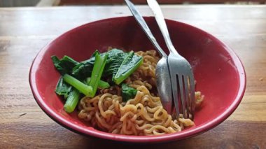 Kızarmış erişte ve sebze hazır.