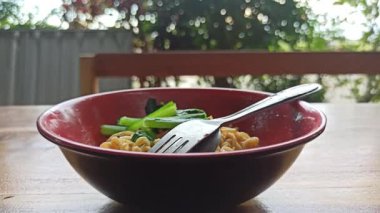 Kızarmış erişte ve sebze hazır.