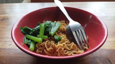 Kızarmış erişte ve sebze hazır.