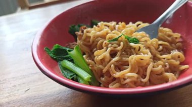 Kızarmış erişte ve sebze hazır.