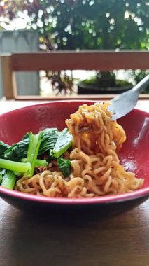 Kızarmış erişte ve sebze hazır.