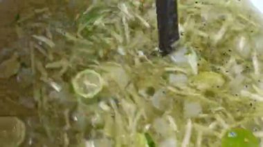 Ferahlatıcı Balili içecek Es Kuwut kavun, fesleğen tohumu ve tropikal tazelik için buzla servis edilen limon ile.