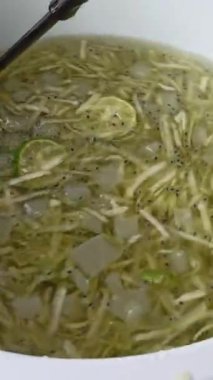 Ferahlatıcı Balili içecek Es Kuwut kavun, fesleğen tohumu ve tropikal tazelik için buzla servis edilen limon ile.