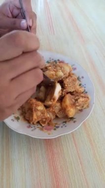 Geleneksel Bandung Siomay ve Batagor zengin fıstık sosuyla taze servis edilir, lezzetli, ikonik bir Endonezya sokak yemeği deneyimi sunar.