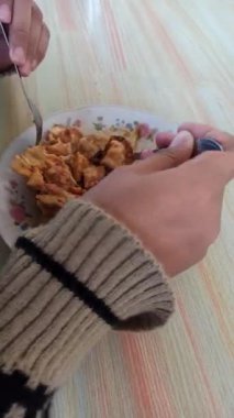 Geleneksel Bandung Siomay ve Batagor zengin fıstık sosuyla taze servis edilir, lezzetli, ikonik bir Endonezya sokak yemeği deneyimi sunar.