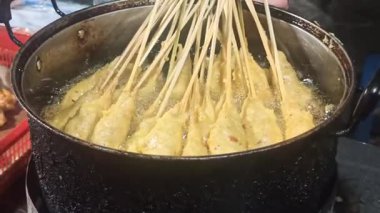 İçinde yumurta ve unla kaplanmış lezzetli tavuk ya da balıkların olduğu, altın gibi kızartılmış ve aperatif olarak mükemmel olan Sempol tabağı hazır..